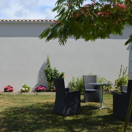 Le Logis Des Langrottes Bed & Breakfast